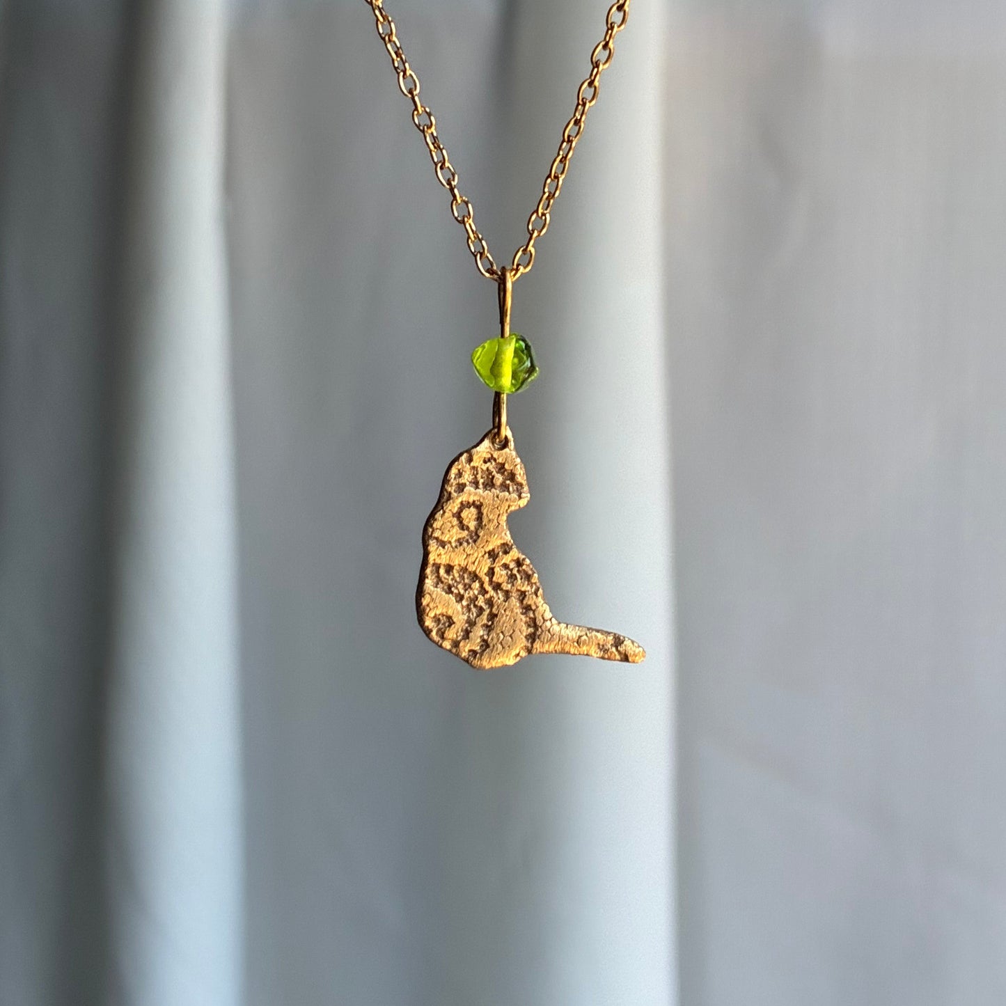 Collier chat bronze doré perle