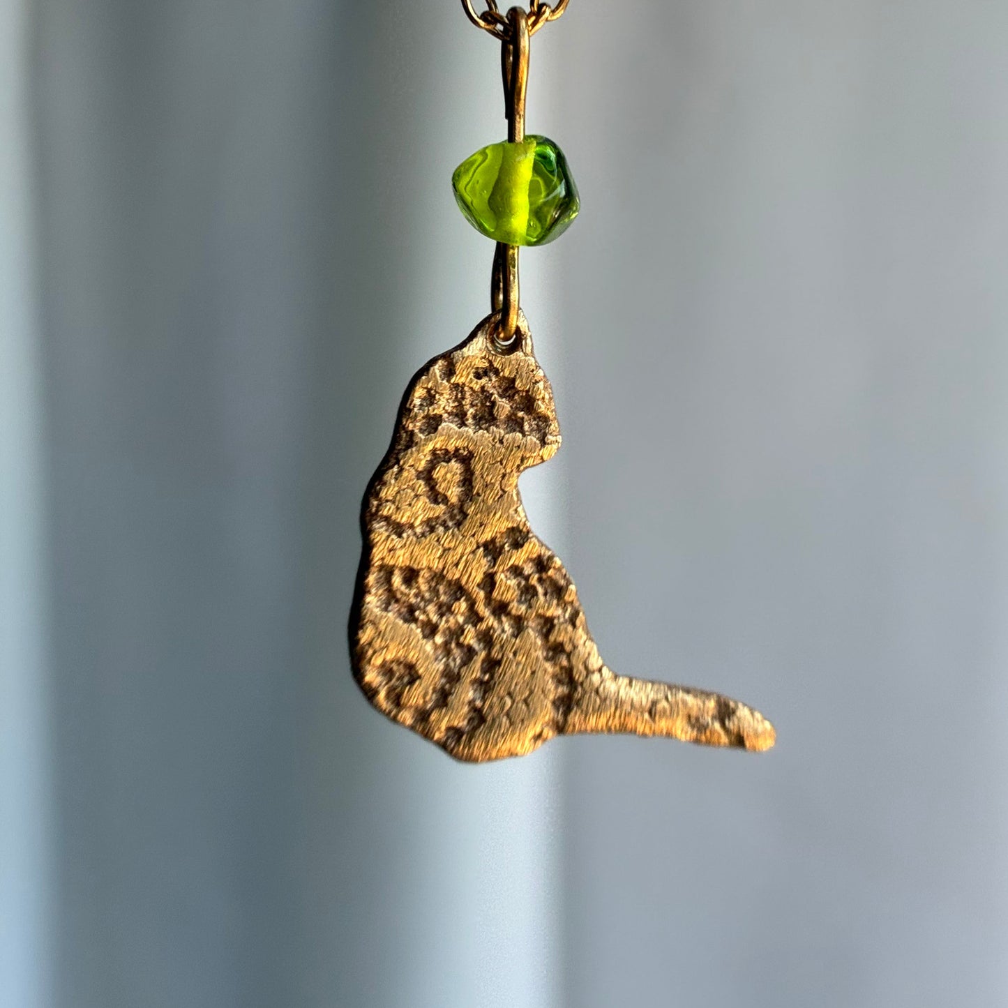 Collier chat bronze doré perle
